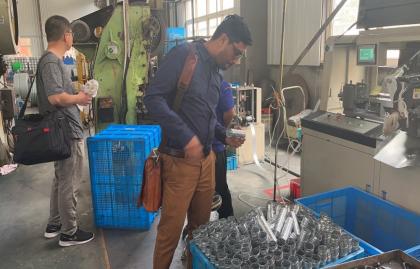 Kunden aus Bangladesch besuchen die Headman-Fabrik